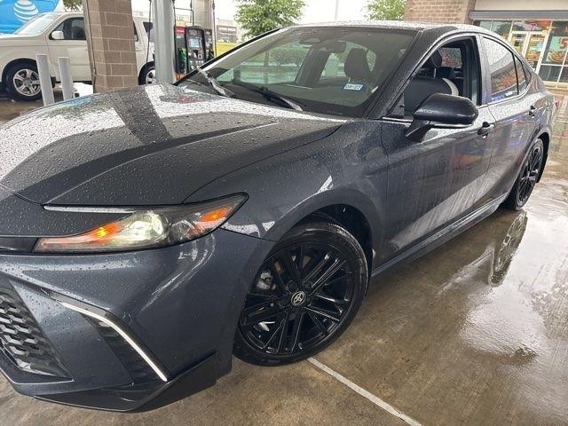 Toyota Camry Hybrid XLE 2026