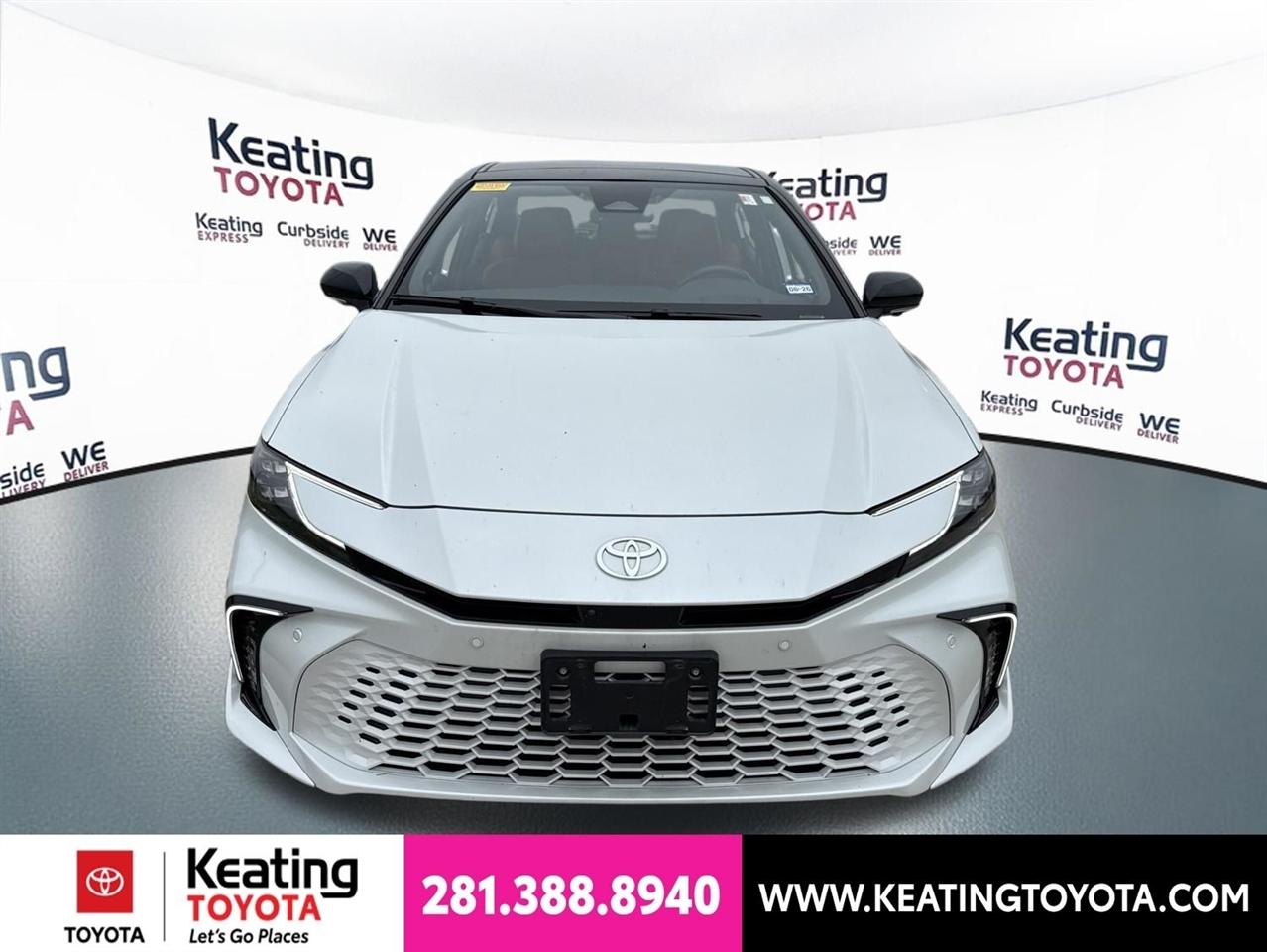 Toyota Camry Hybrid XLE 2025