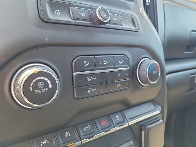 Chevrolet Silverado 1500 Custom Crew Cab 4WD 2024