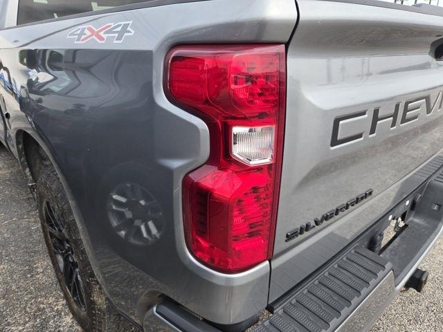 Chevrolet Silverado 1500 Custom Crew Cab 4WD 2023
