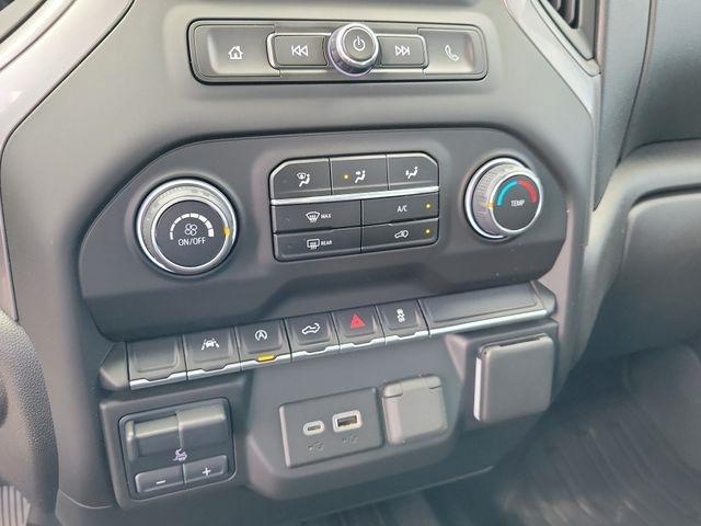 Chevrolet Silverado 1500 Custom Crew Cab 4WD 2023