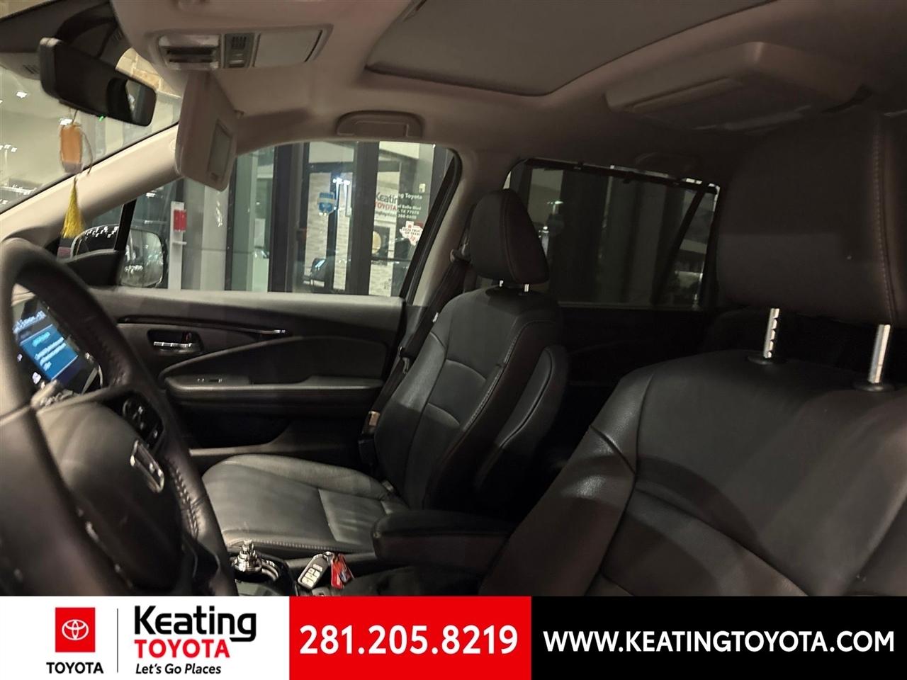 Honda Pilot Touring w/Rear Captains Chairs 2022