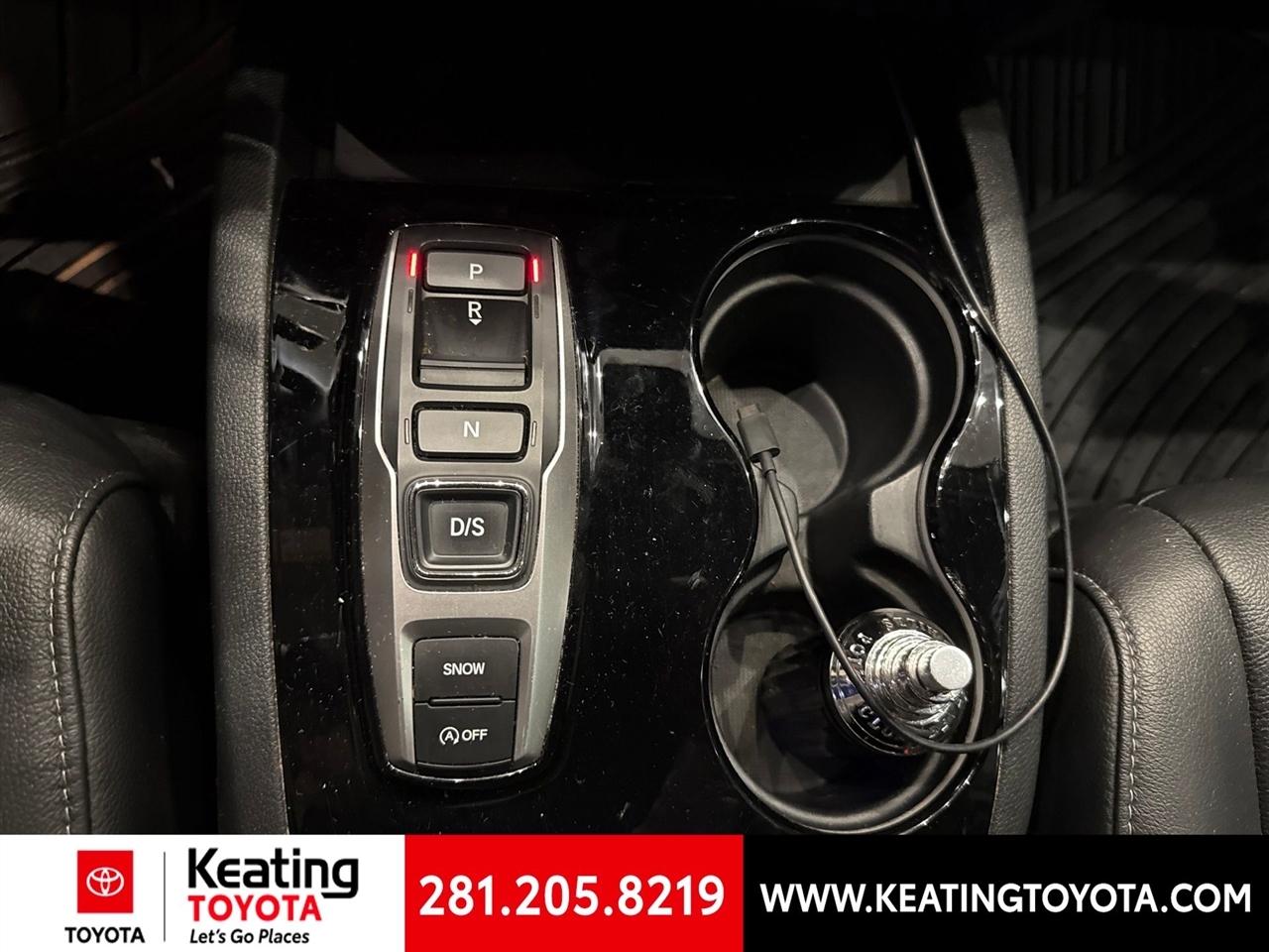Honda Pilot Touring w/Rear Captains Chairs 2022