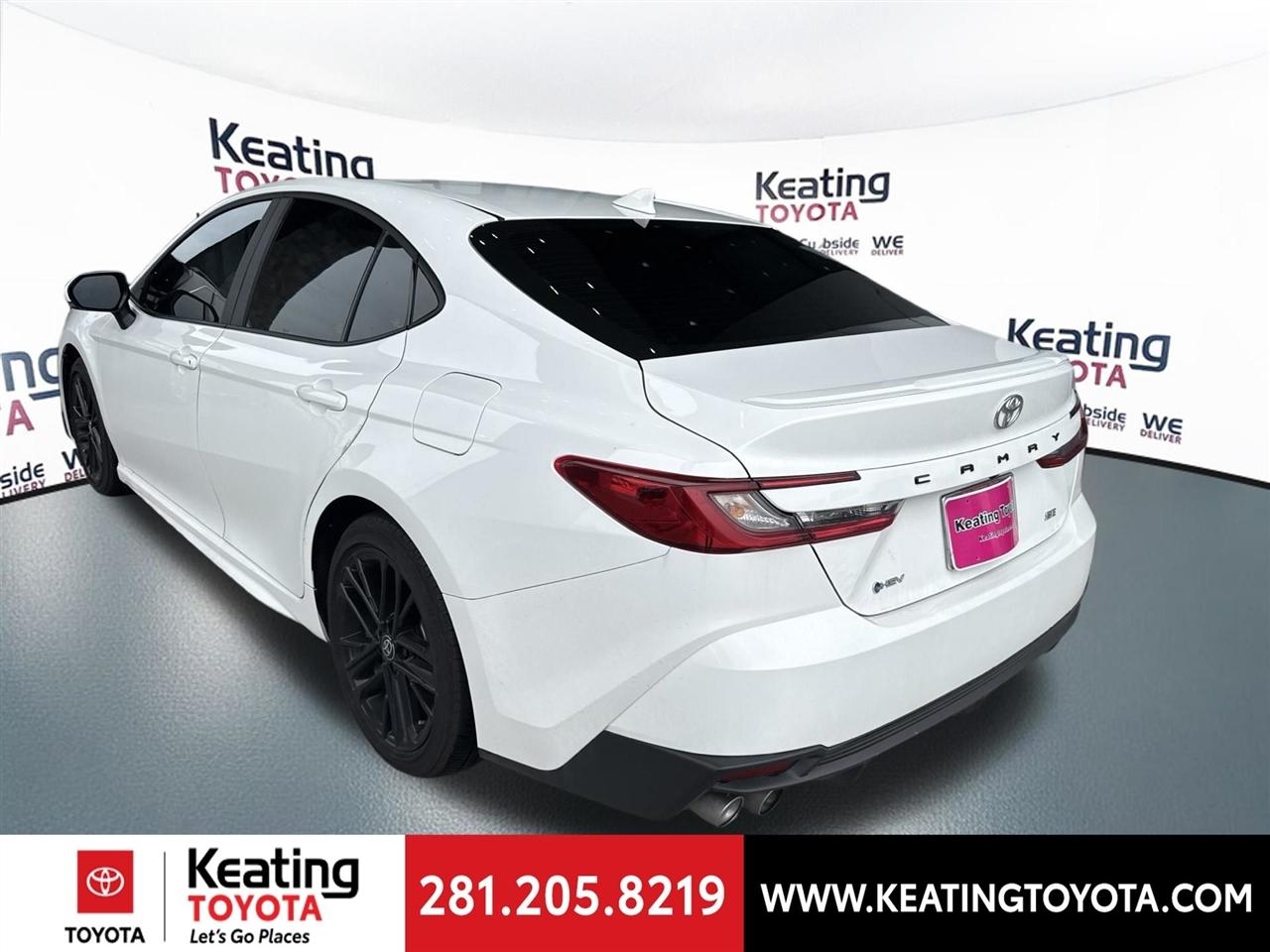 Toyota Camry Hybrid XLE 2025