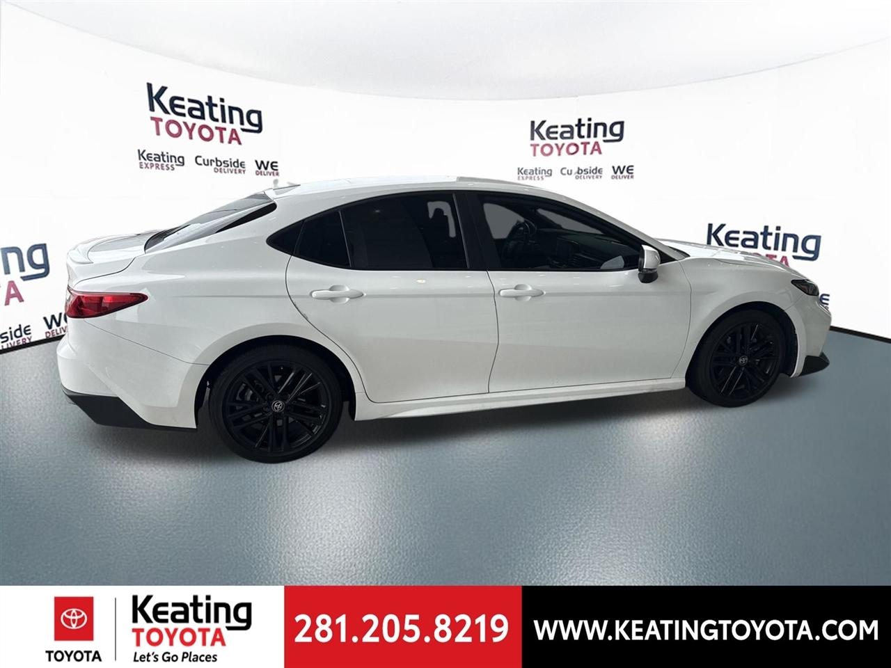 Toyota Camry Hybrid XLE 2025