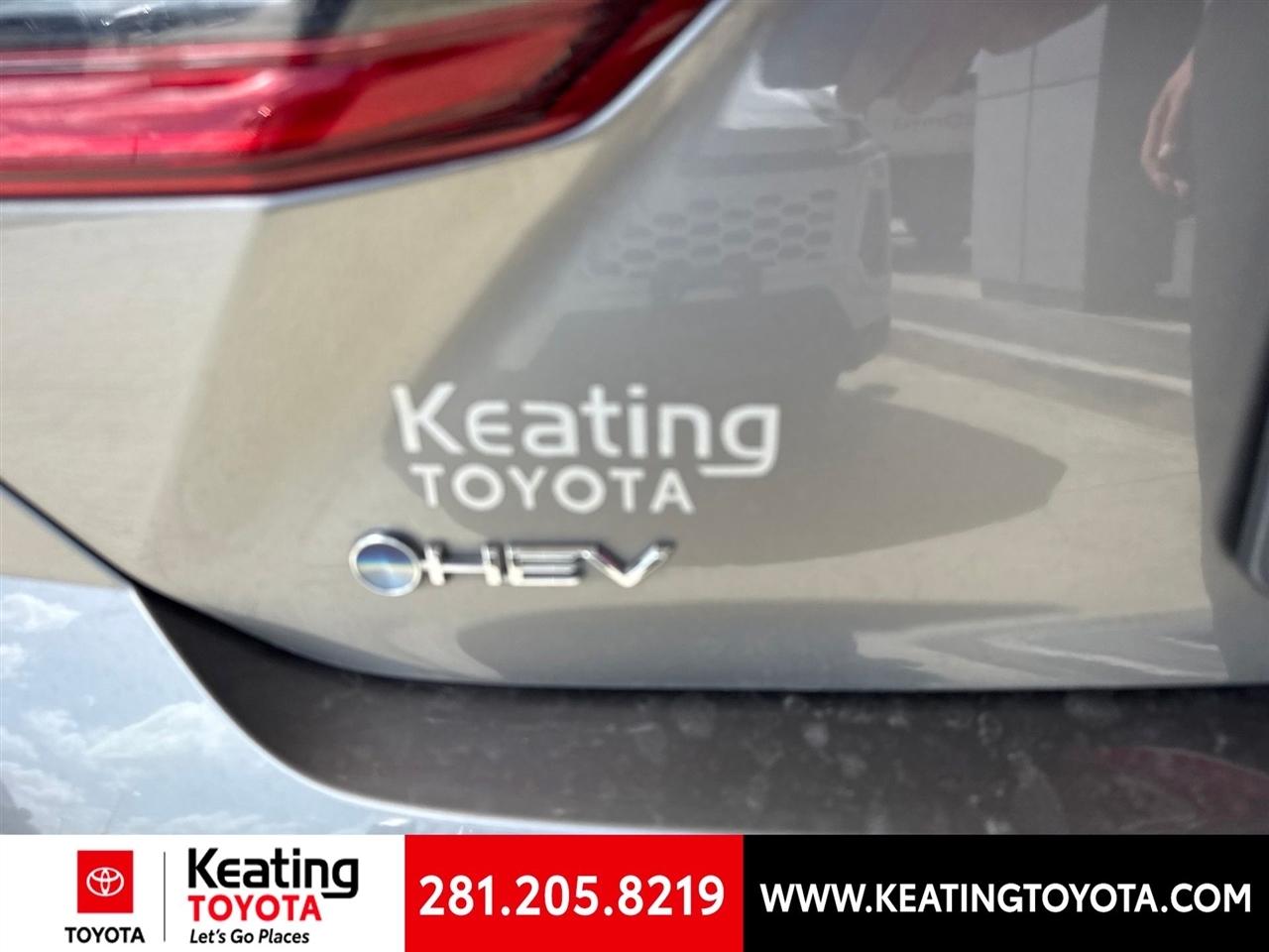 Toyota Camry Hybrid XLE 2025