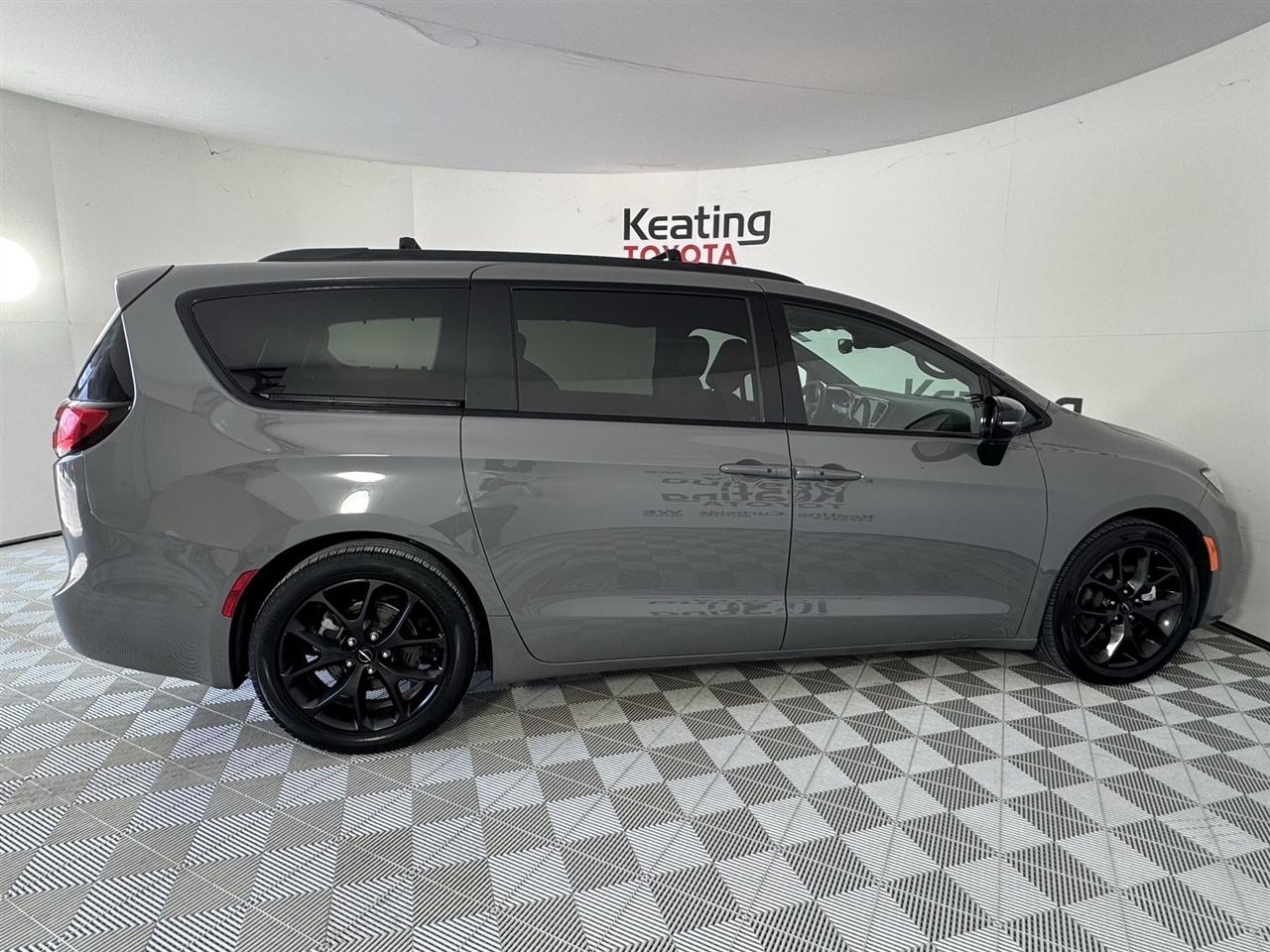 Chrysler Pacifica Limited 2025