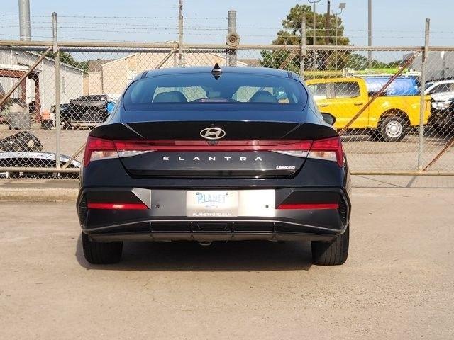 Hyundai Elantra  2024