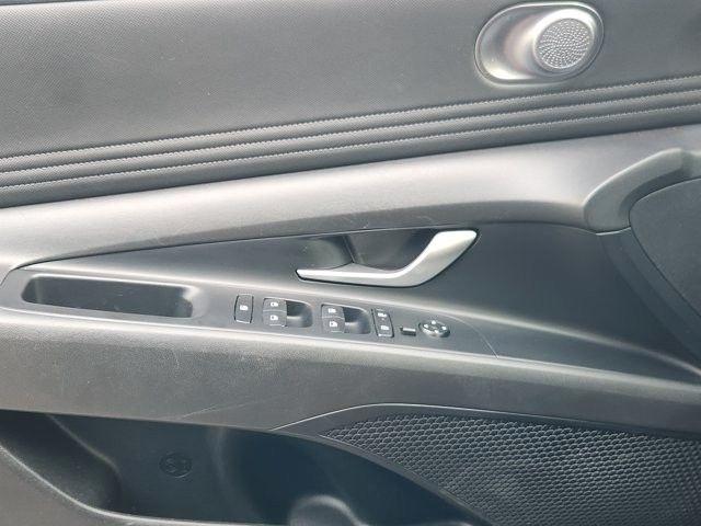 Hyundai Elantra  2024