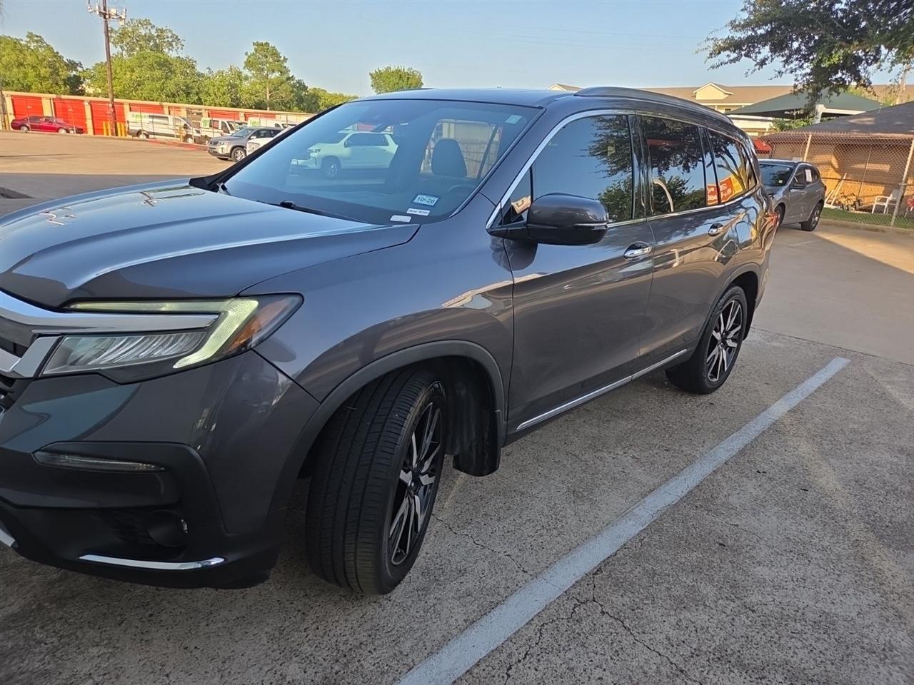 Honda Pilot Touring w/Rear Captains Chairs 2021