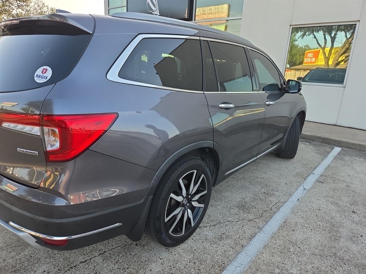 Honda Pilot Touring w/Rear Captains Chairs 2021