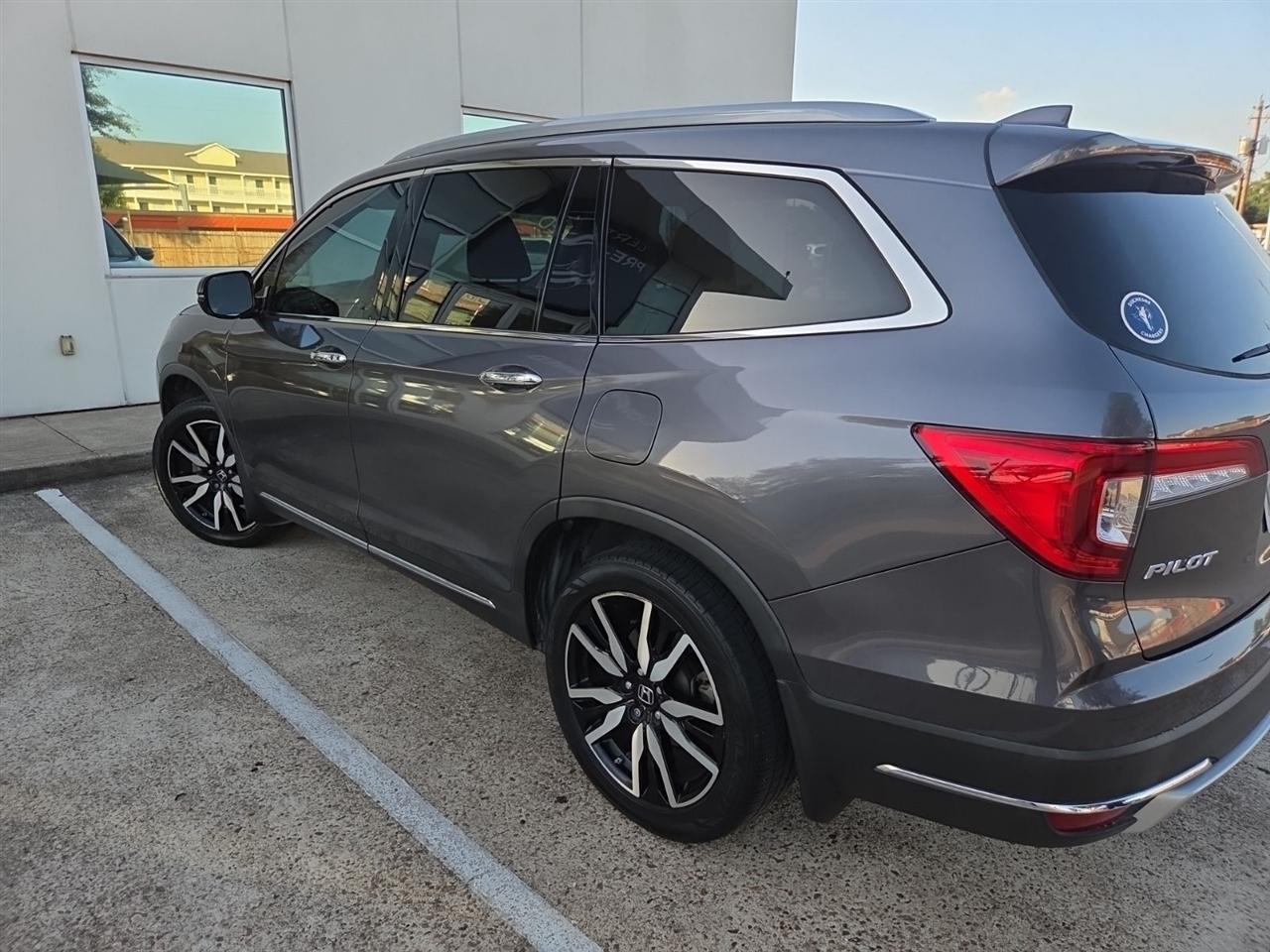 Honda Pilot Touring w/Rear Captains Chairs 2021