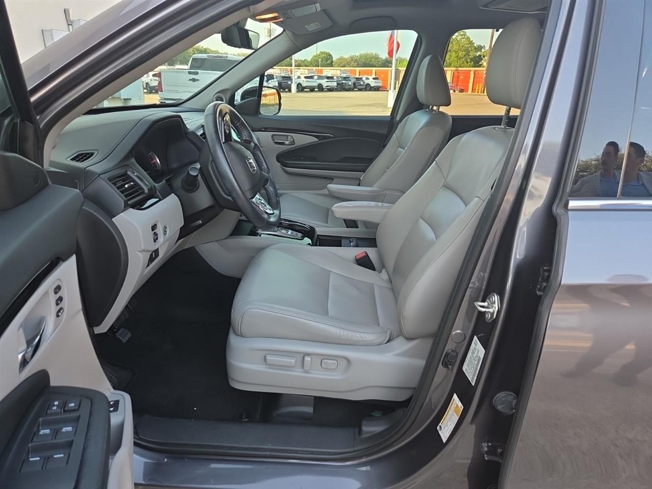 Honda Pilot Touring w/Rear Captains Chairs 2021