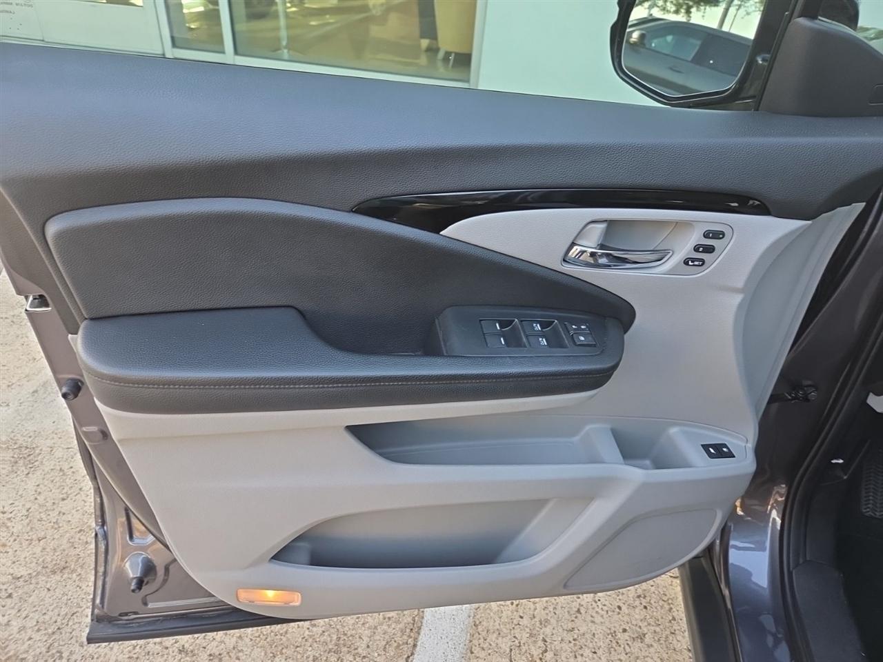 Honda Pilot Touring w/Rear Captains Chairs 2021