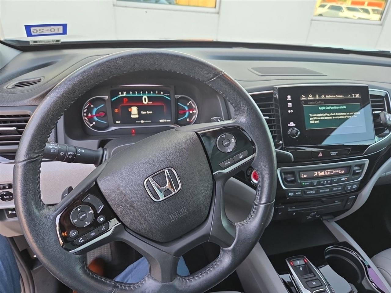 Honda Pilot Touring w/Rear Captains Chairs 2021