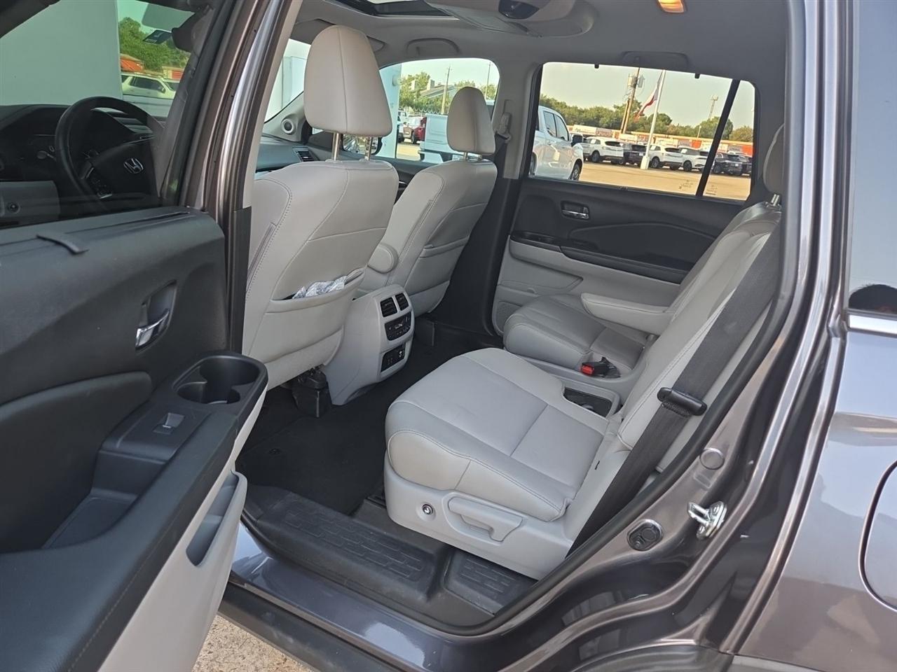 Honda Pilot Touring w/Rear Captains Chairs 2021