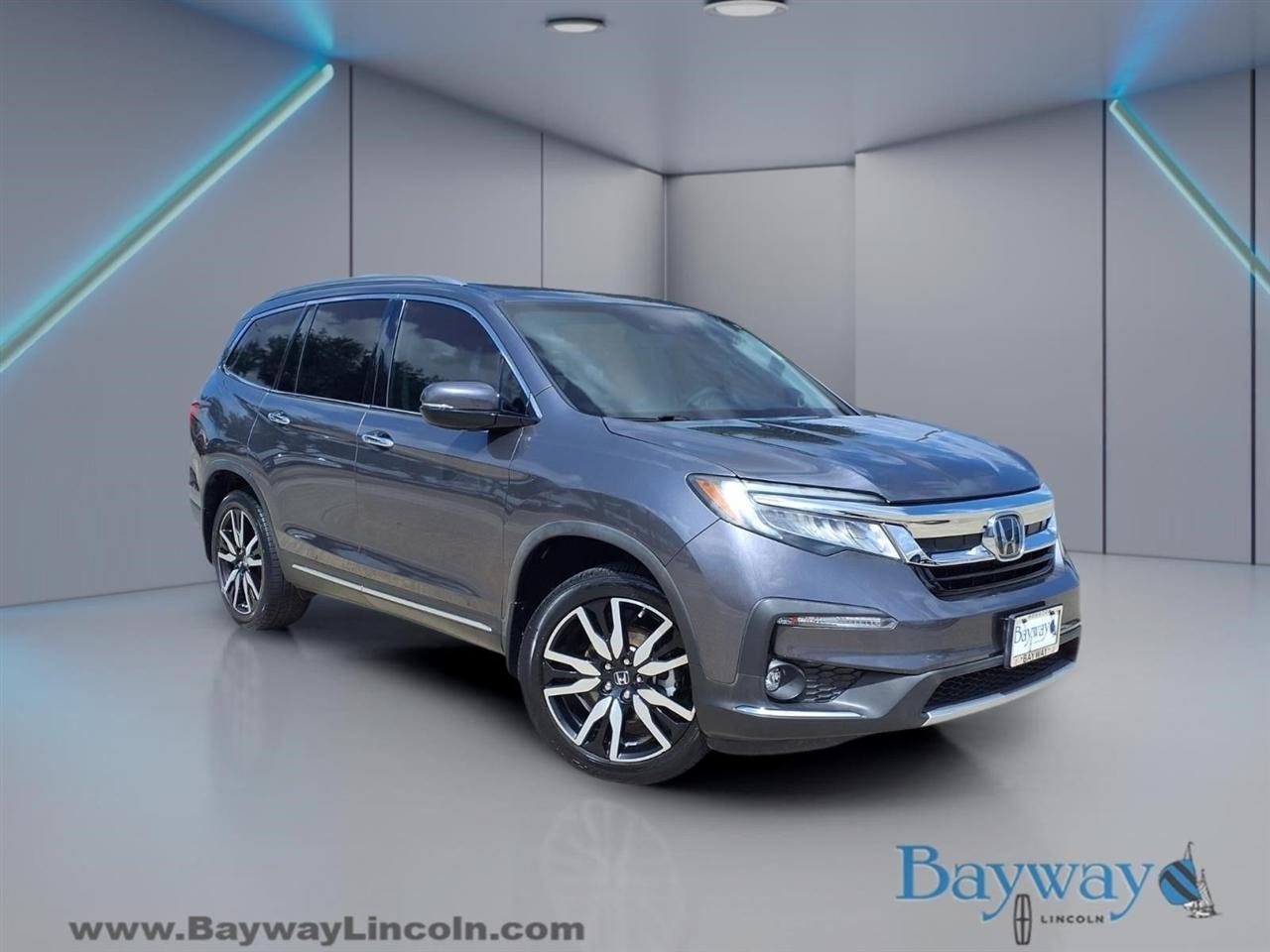 2021 Honda Pilot Touring w/Rear Captains Chairs