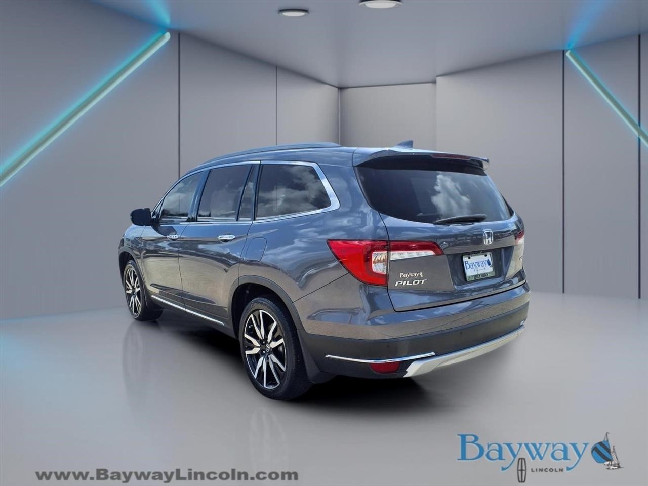 Honda Pilot Touring w/Rear Captains Chairs 2021