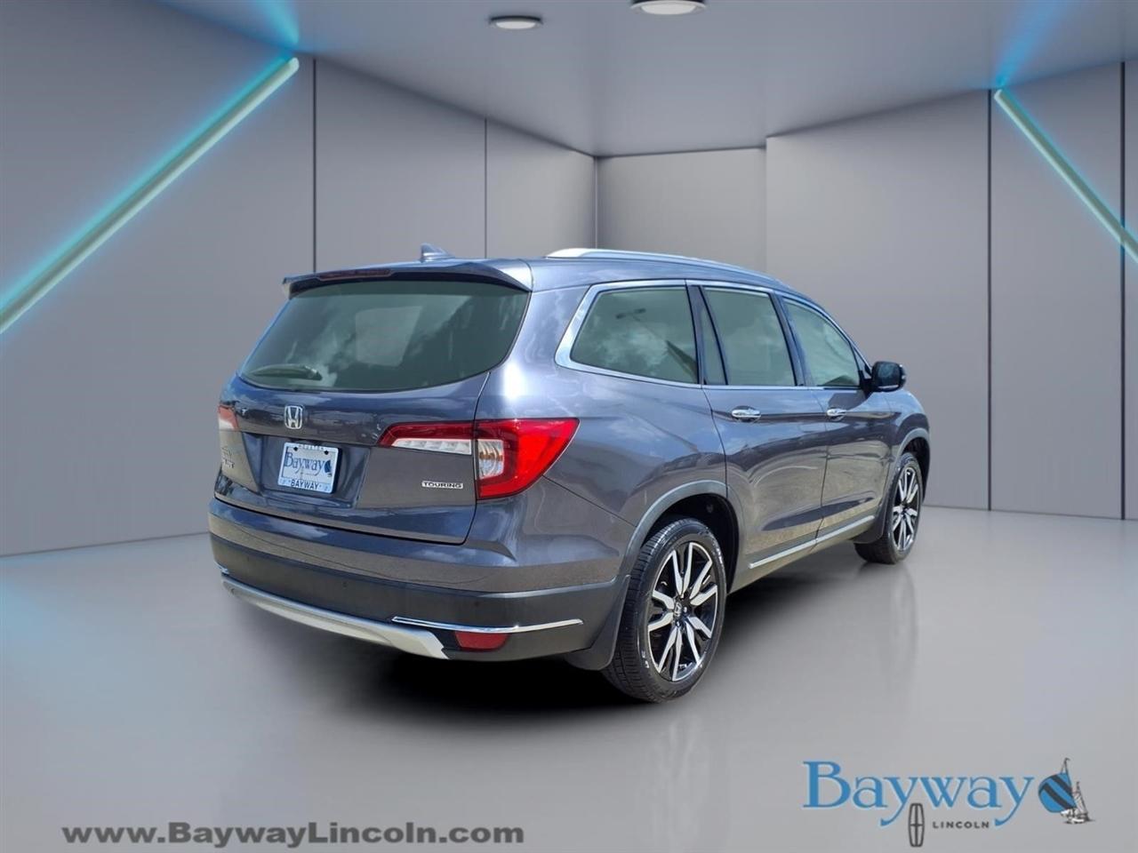 Honda Pilot Touring w/Rear Captains Chairs 2021