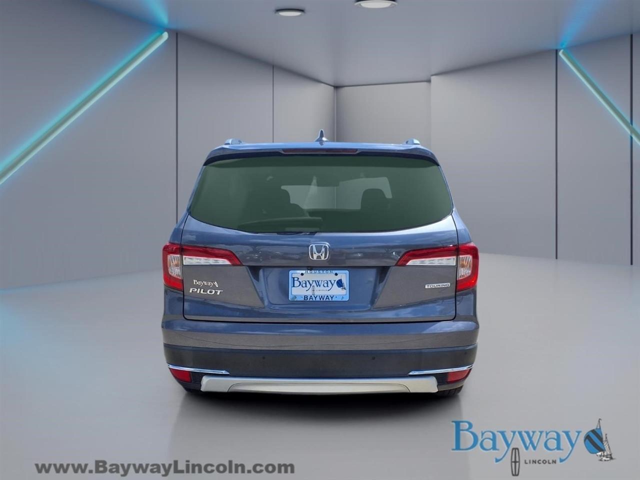 Honda Pilot Touring w/Rear Captains Chairs 2021