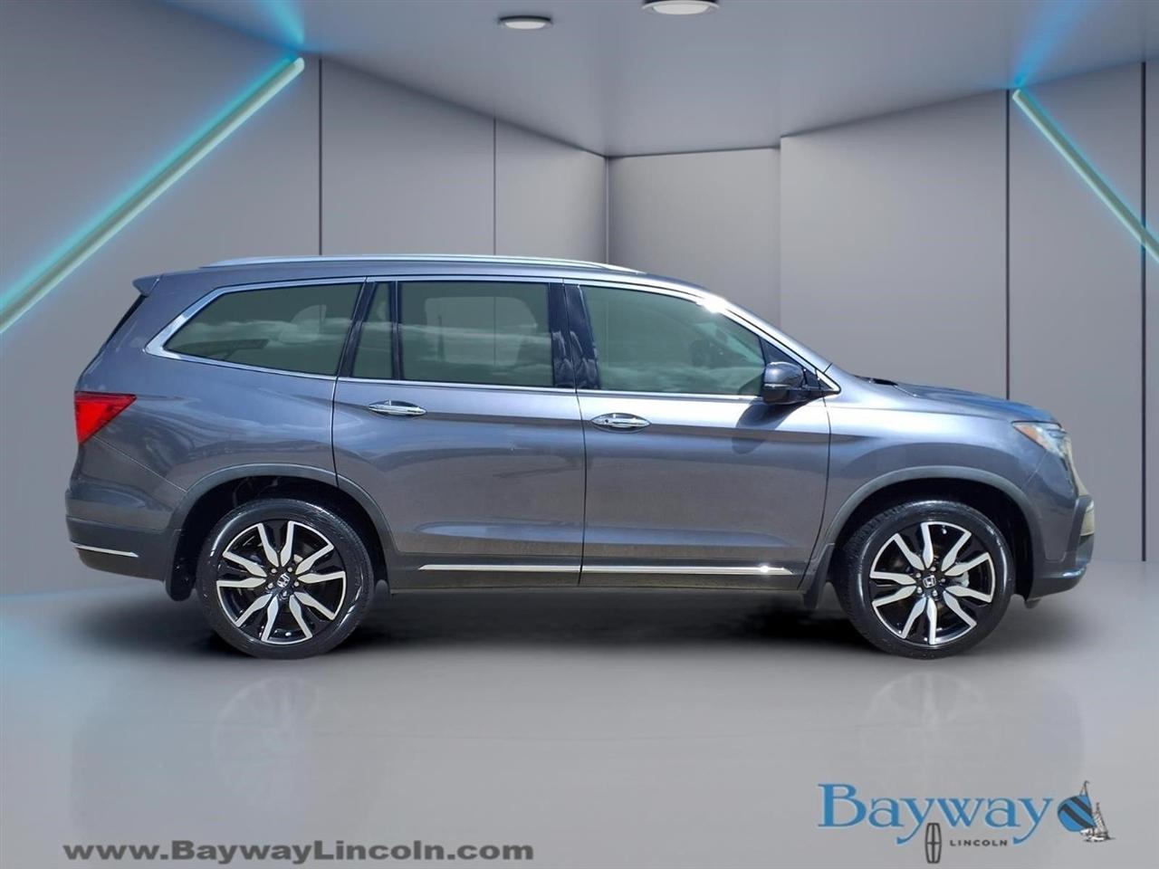 Honda Pilot Touring w/Rear Captains Chairs 2021