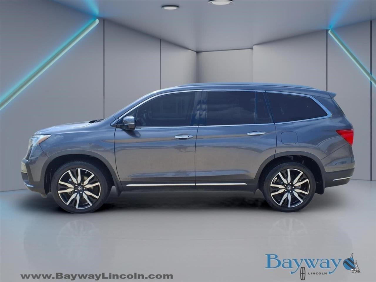 Honda Pilot Touring w/Rear Captains Chairs 2021