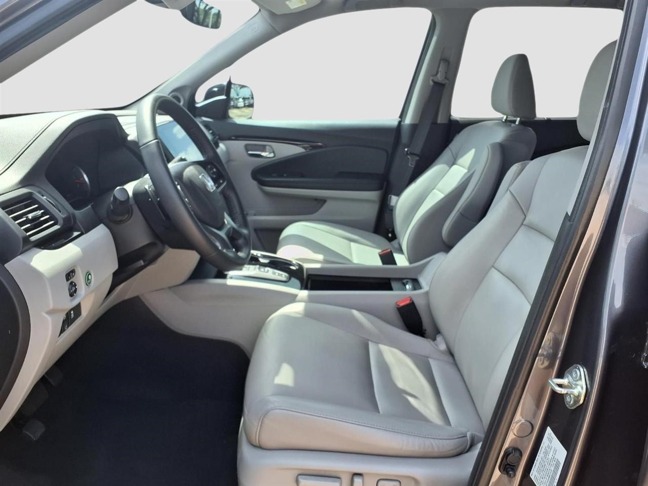 Honda Pilot Touring w/Rear Captains Chairs 2021