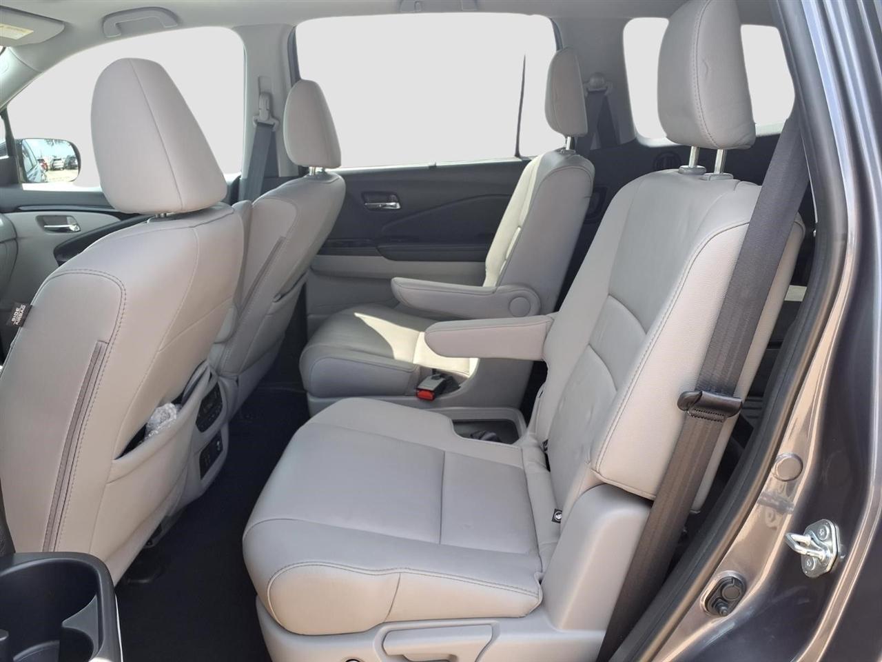 Honda Pilot Touring w/Rear Captains Chairs 2021