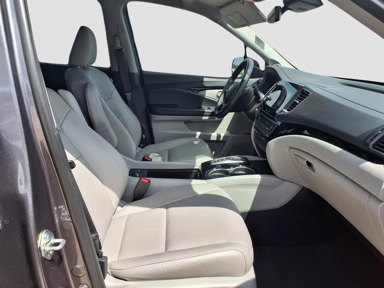 Honda Pilot Touring w/Rear Captains Chairs 2021