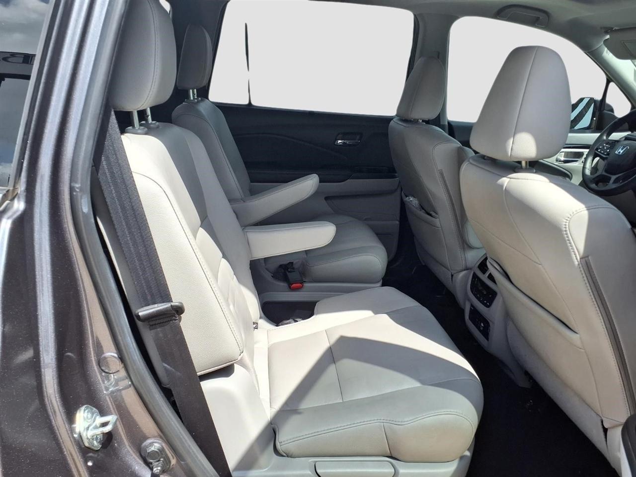 Honda Pilot Touring w/Rear Captains Chairs 2021