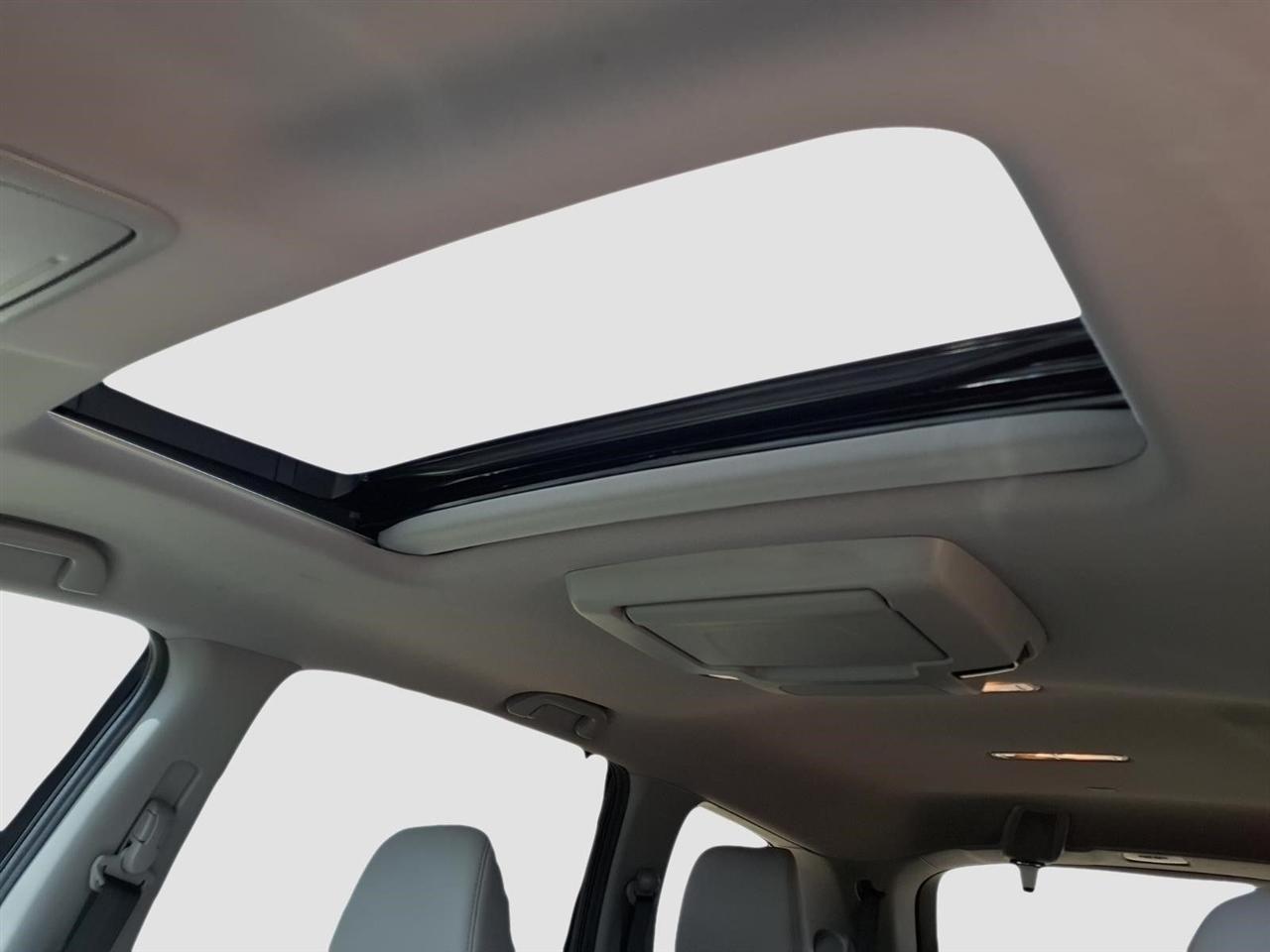 Honda Pilot Touring w/Rear Captains Chairs 2021