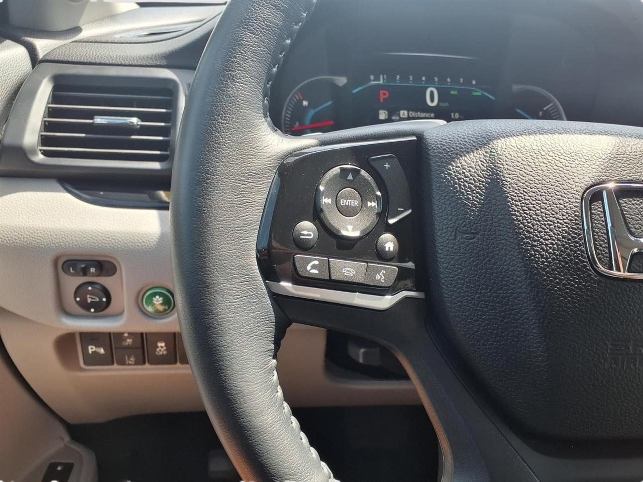Honda Pilot Touring w/Rear Captains Chairs 2021