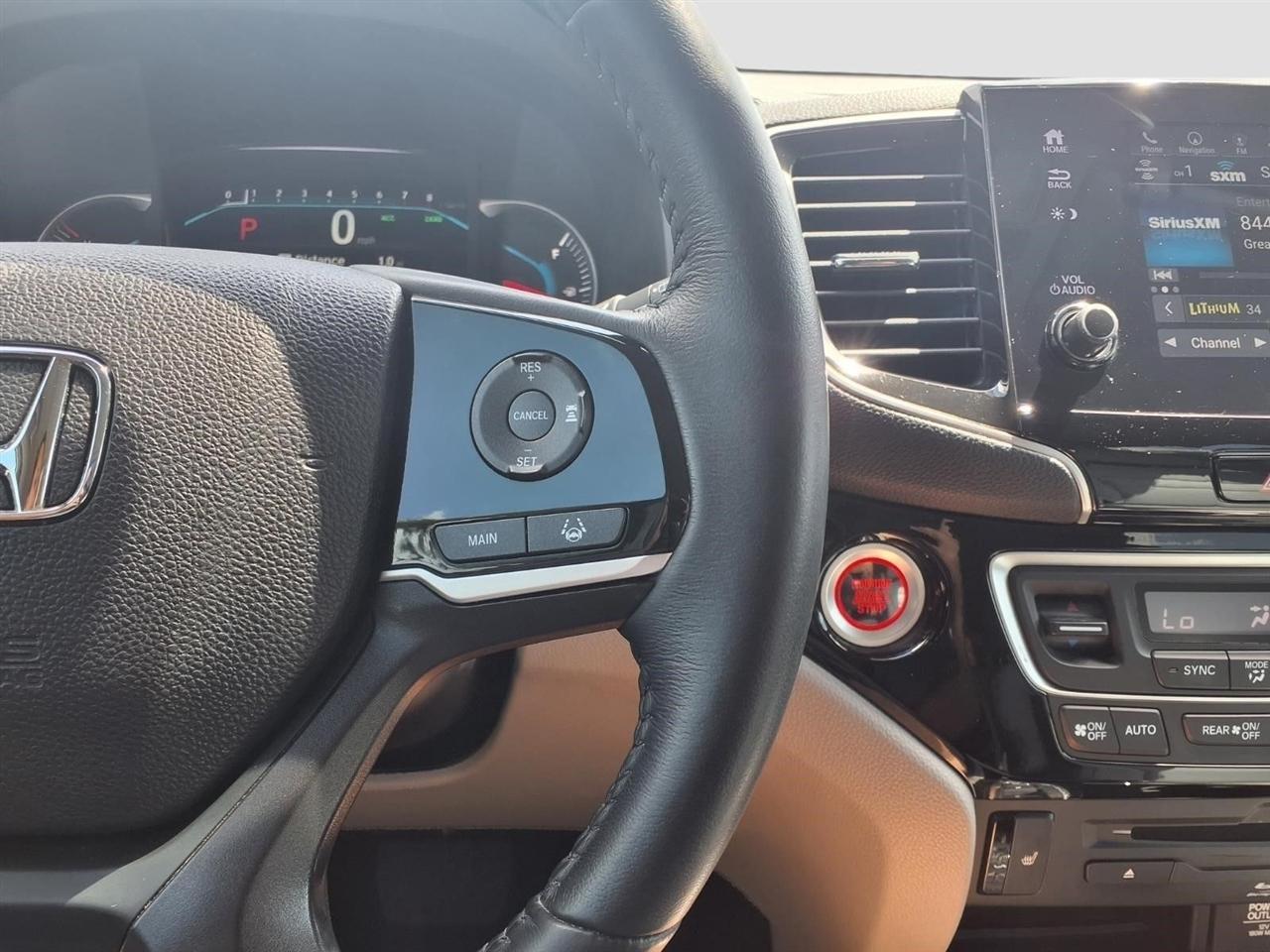 Honda Pilot Touring w/Rear Captains Chairs 2021