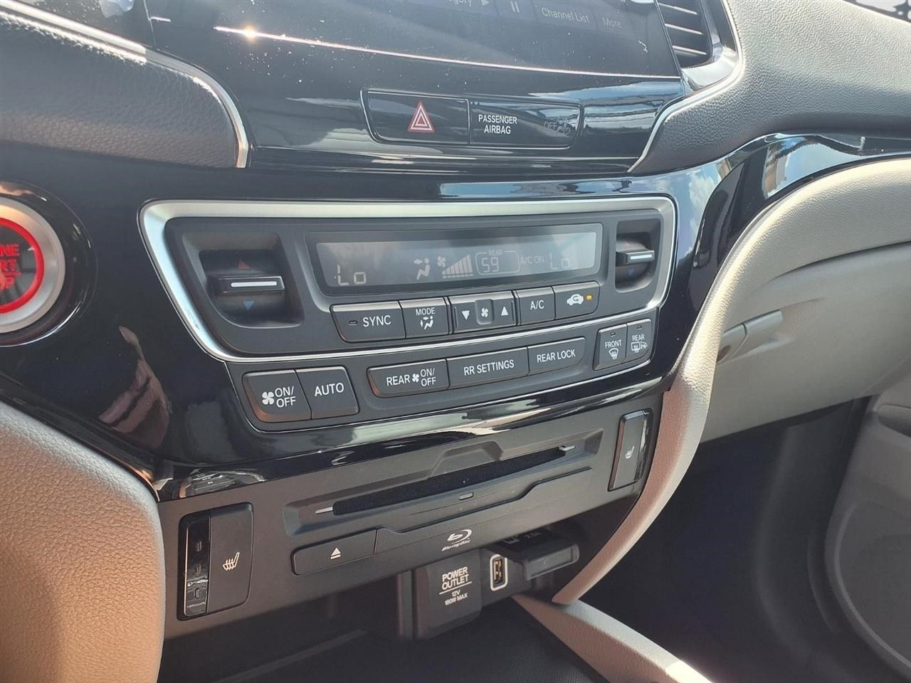 Honda Pilot Touring w/Rear Captains Chairs 2021