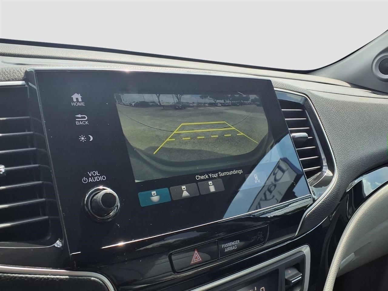 Honda Pilot Touring w/Rear Captains Chairs 2021