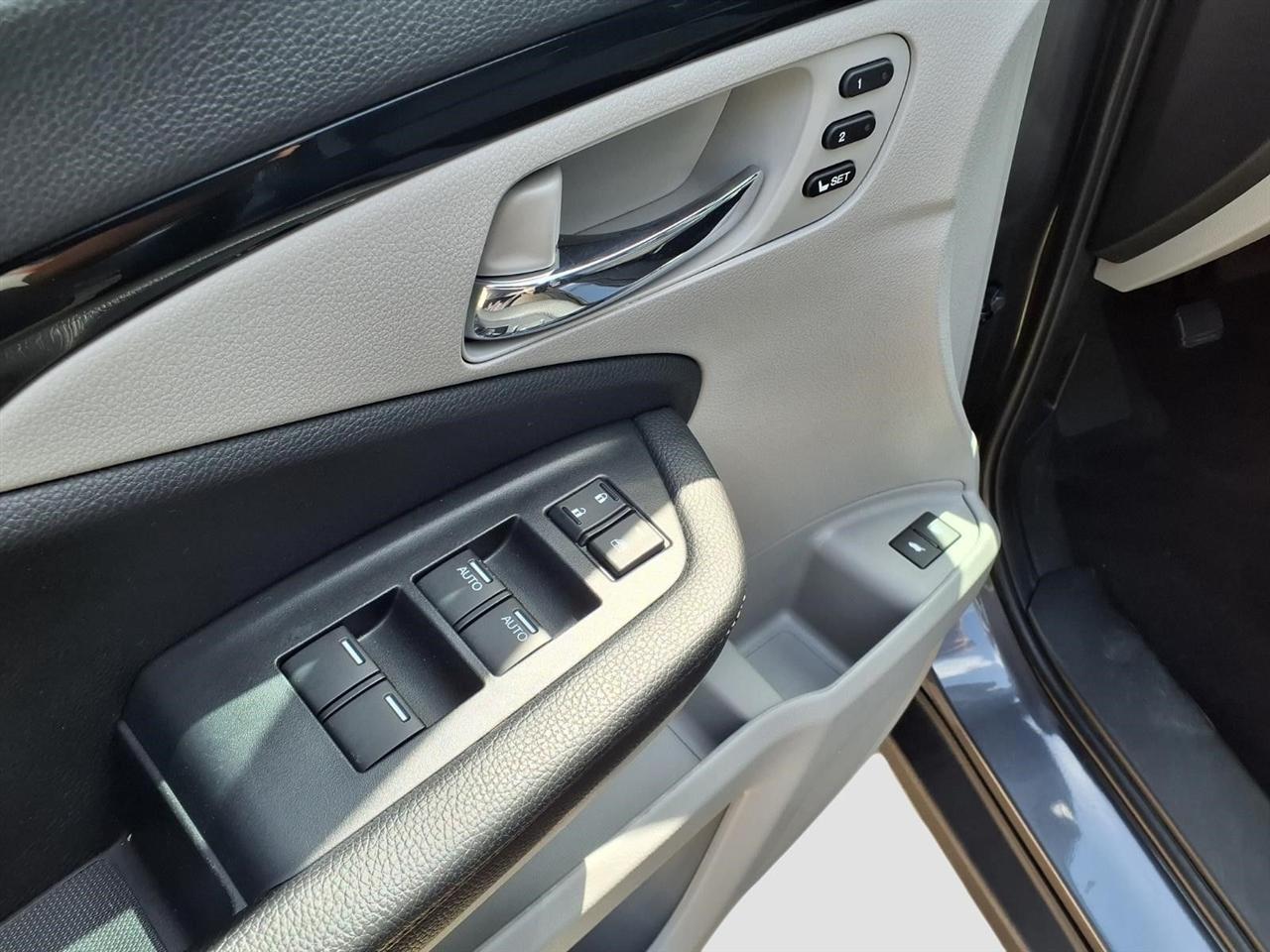 Honda Pilot Touring w/Rear Captains Chairs 2021