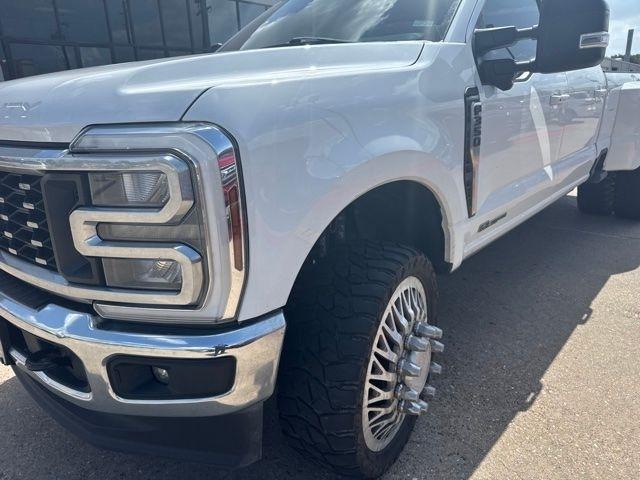 Ford F-350 SD Lariat Crew Cab Long Bed DRW 4WD 2024