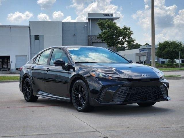 Toyota Camry Hybrid XLE 2025