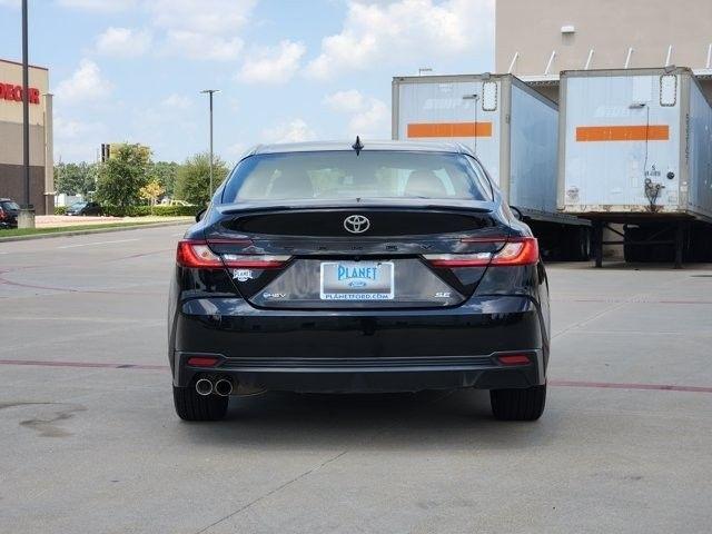 Toyota Camry Hybrid XLE 2025