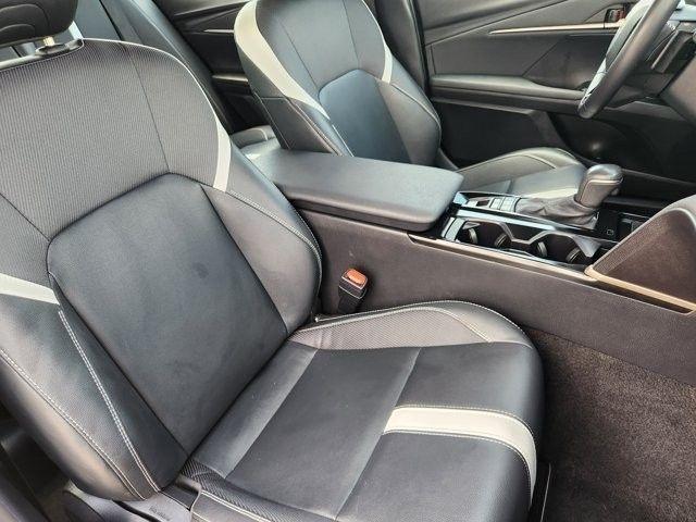 Toyota Camry Hybrid XLE 2025