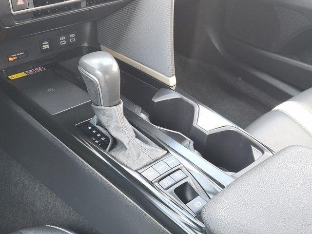 Toyota Camry Hybrid XLE 2025