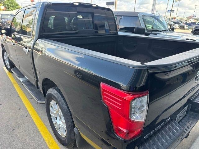 Nissan Titan SV Crew Cab 2WD 2017