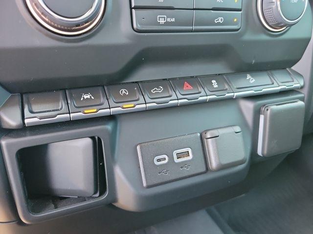 Chevrolet Silverado 1500 Trail Boss Custom Crew Cab 4WD 2024