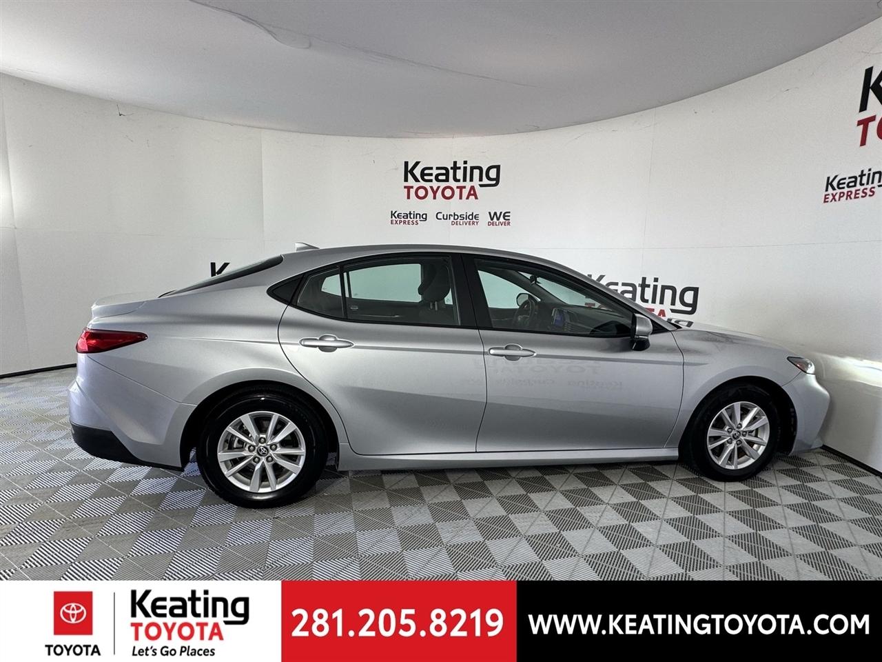 Toyota Camry Hybrid XLE 2025