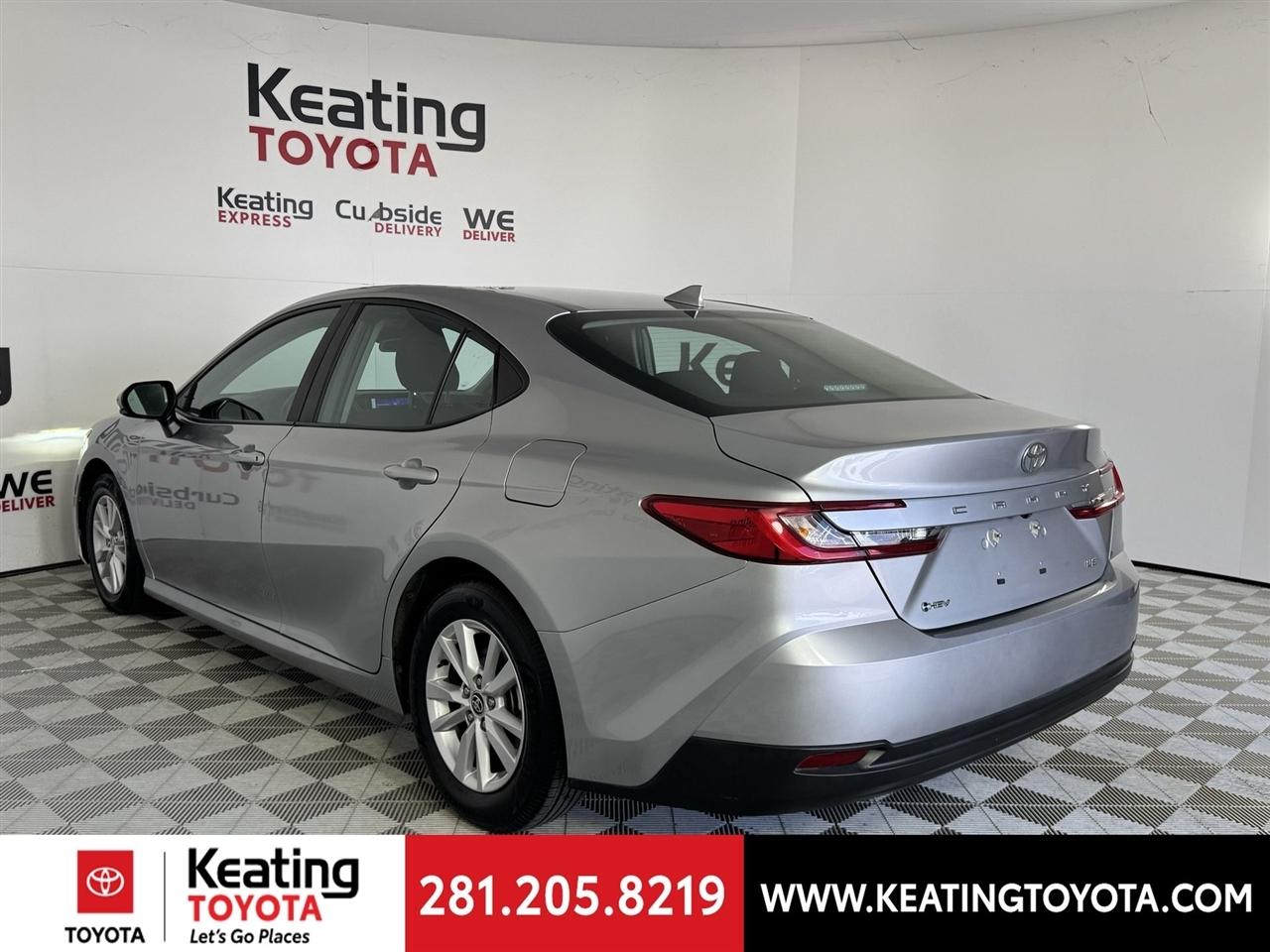 Toyota Camry Hybrid XLE 2025
