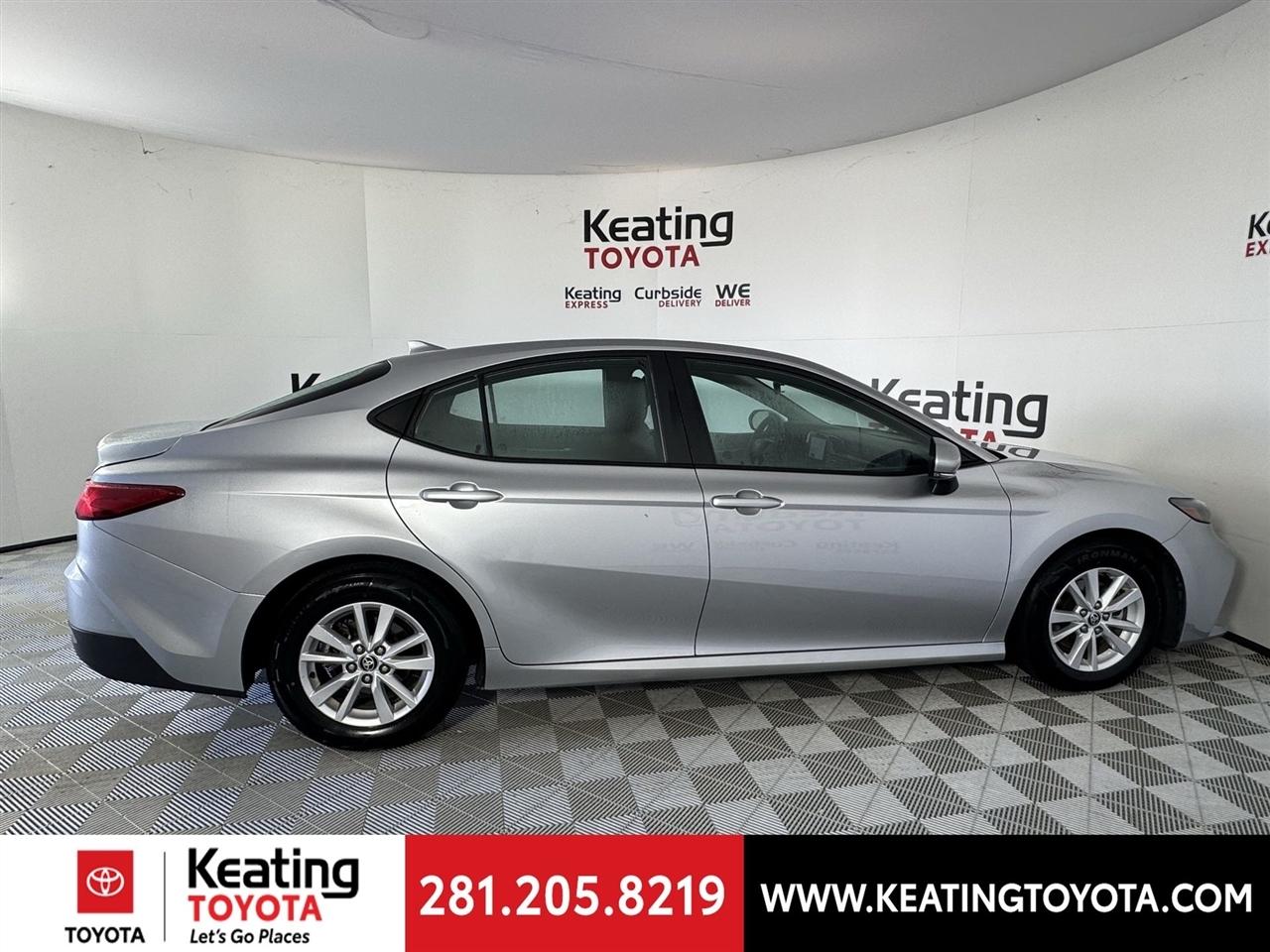 Toyota Camry Hybrid XLE 2025