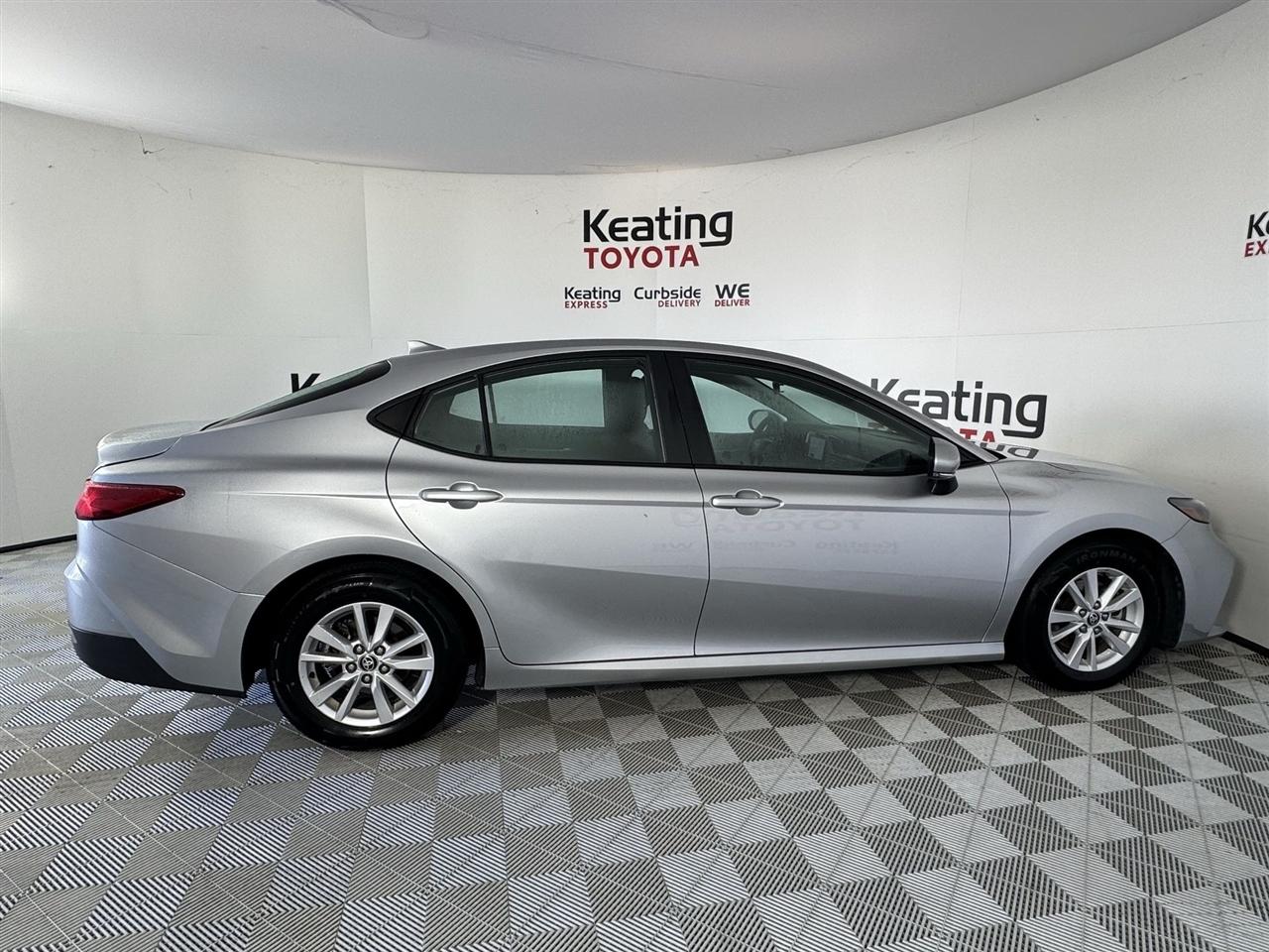 Toyota Camry Hybrid XLE 2025