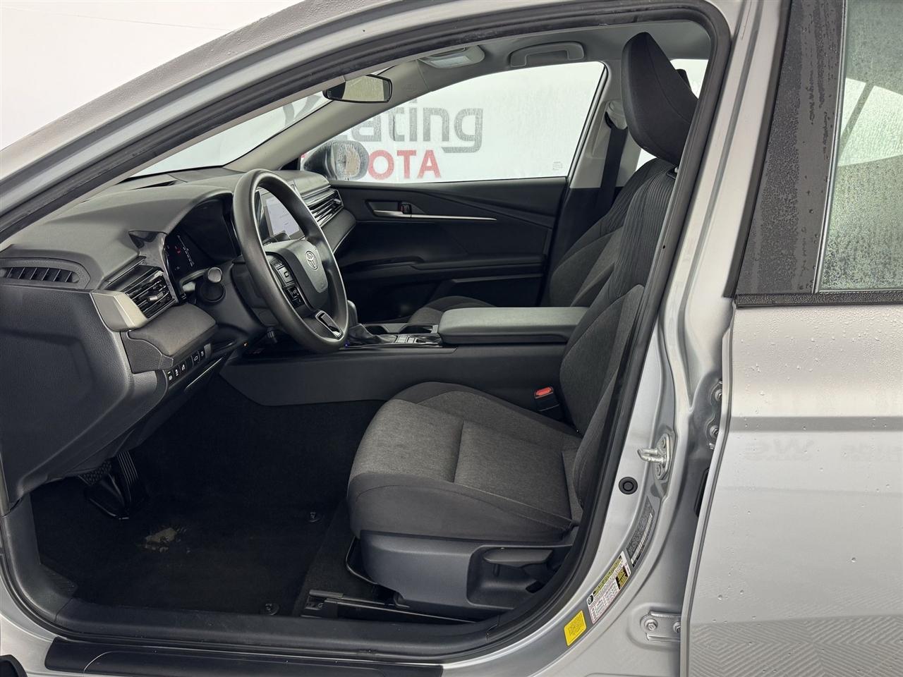 Toyota Camry Hybrid XLE 2025