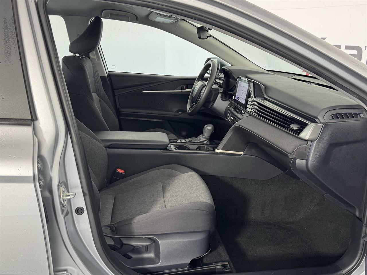 Toyota Camry Hybrid XLE 2025