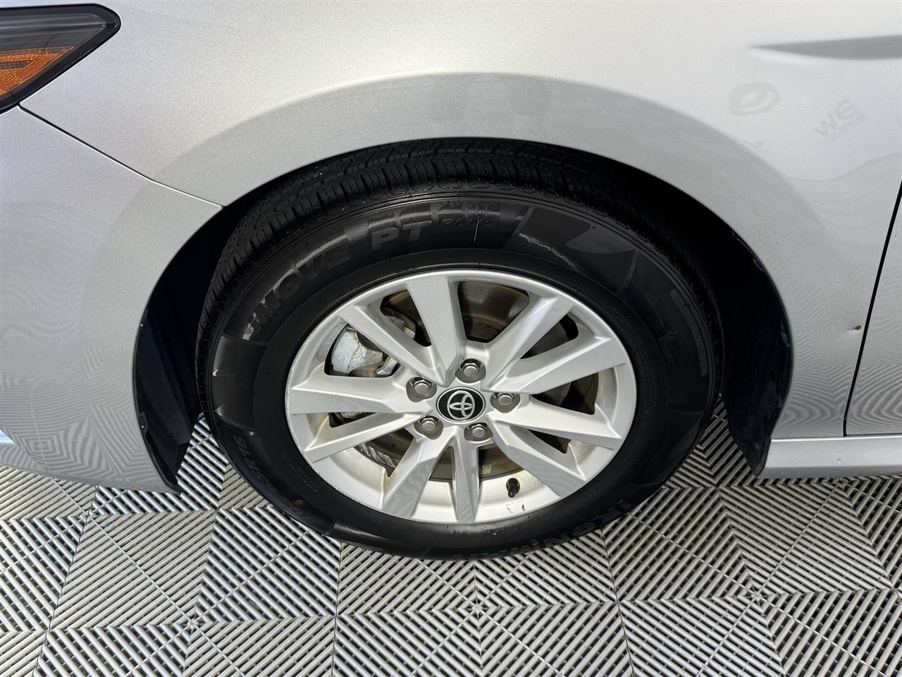 Toyota Camry Hybrid XLE 2025